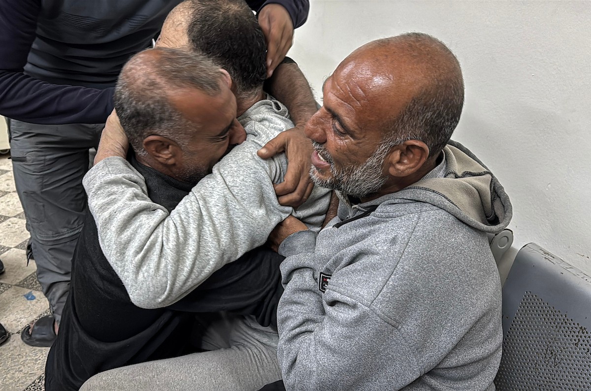 الأسرى الفلسطينيون المفرج عنهم من قبل جيش الاحتلال الإسرائيلي يتم نقلهم إلى مستشفى شهداء الأقصى لإجراء الفحوصات الطبية، الأسرى الفلسطينيون الذين اعتقلهم جيش الاحتلال الإسرائيلي من قطاع غزة خلال توغله البري، دير البلح