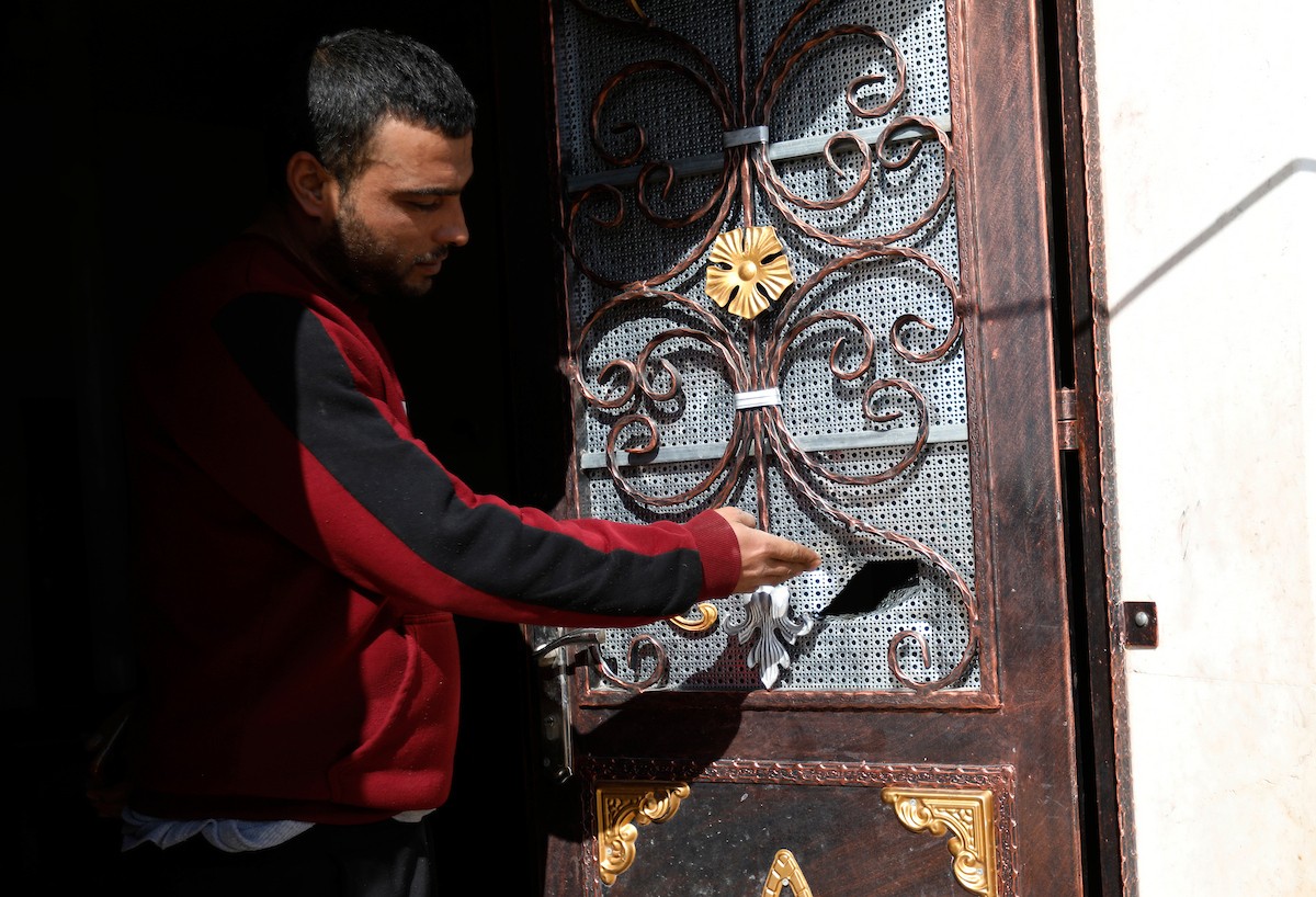 هاجم مستوطنون إسرائيليون عائلة فلسطينية وخربوا ممتلكاتهم في بلدة السموع، جنوب الخليل، 23 ديسمبر/كانون الأول 2025. صور: مأمون وزواز