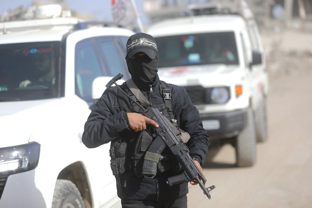 فرق من كتائب القسام ومسؤولون من الصليب الأحمر إلى جانب آليات ثقيلة تابعة لمصر،تجري عمليات بحث في حي الزيتون بمدينة غزة، لاستعادة جثة إسرائيلي في 8 ديسمبر/كانون الأول 2025. تصوير: عمر أشتوي