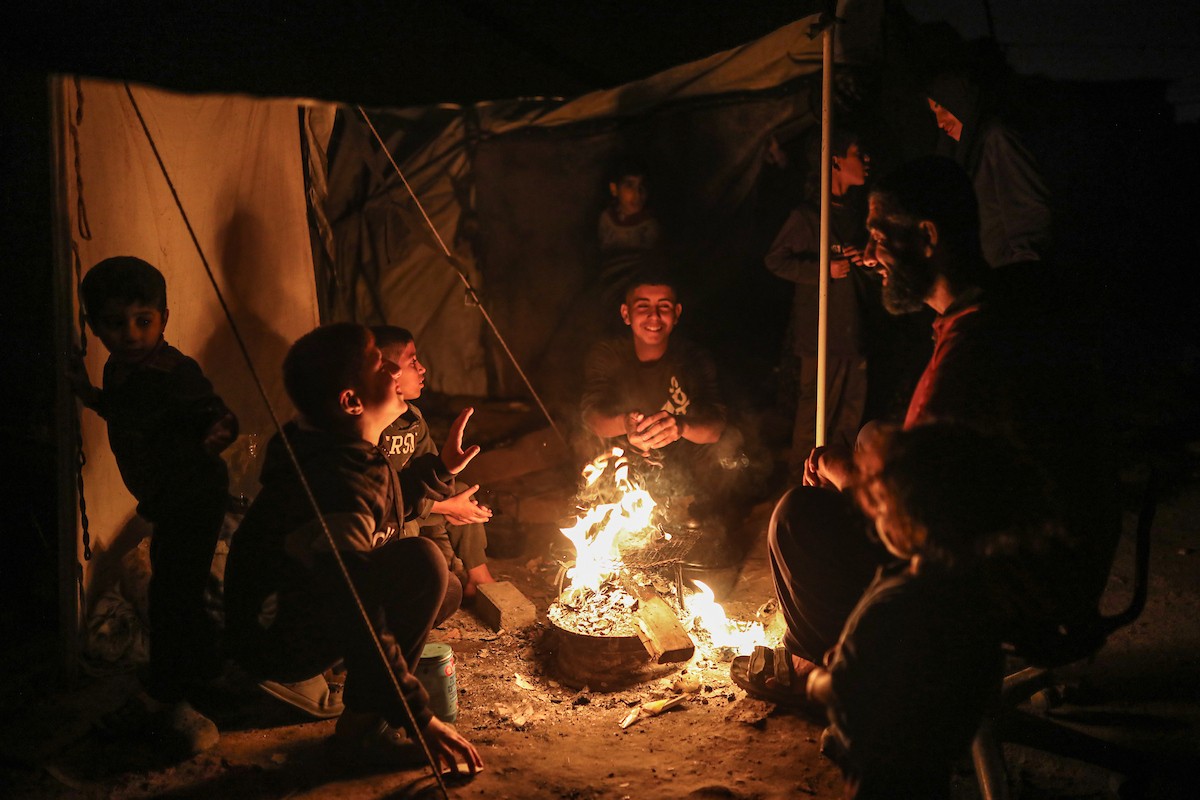 يعيش الفلسطينيون حياتهم اليومية الصعبة ليلاً في خيام نصبت في شوارع مدينة غزة، 5 ديسمبر/كانون الأول 2025.تصوير: عمر أشتوي