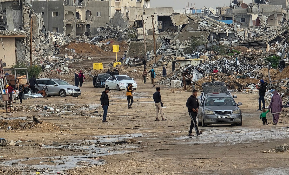 عائلة فلسطينية تحتمي من برد الشتاء القارس في خيمة نصبتها فوق منزلها المدمر قرب الخط الأصفر في خان يونس، جنوب قطاع غزة، ١٧ ديسمبر/كانون الأول ٢٠٢٥. تصوير: طارق محمد/وكالة الأنباء الفلسطينية (APA )