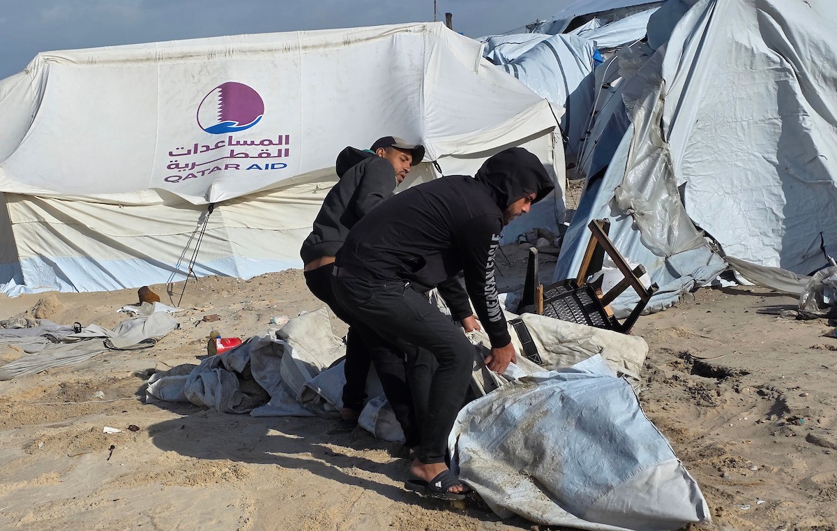 تواجه آلاف العائلات التي تعيش في خيام على شاطئ المواصي في خان يونس، جنوب قطاع غزة، مأساة إنسانية بعد أن جرفت مياه البحر خيامها، تاركةً الأطفال والنساء بلا مأوى.، 29 ديسمبر/كانون الأول 2025.صورة: طارق محمد