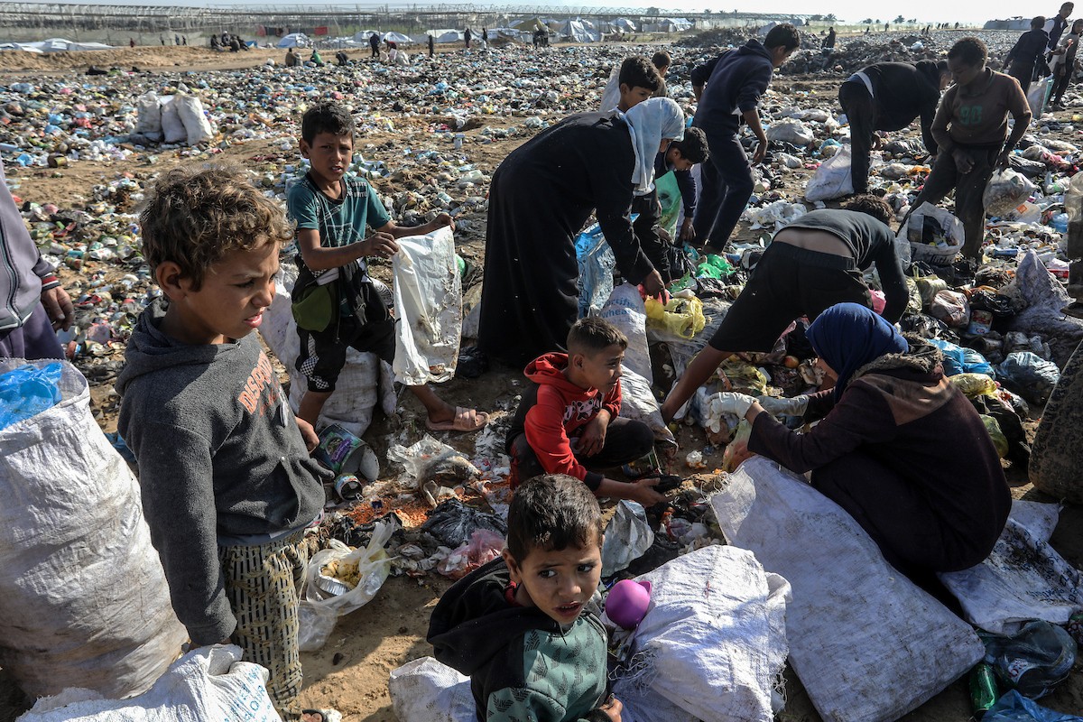 ازحون يبحثون في القمامة في مكب النفايات شمال خان يونس جنوب قطاع غزة، بحثًا عن البلاستيك أو الورق لإشعال النار للطهي، بسبب انقطاع الغاز.عدسة ( عبد رحيم خطيب/وكالة الأنباء الألمانية عبر زوما برس)