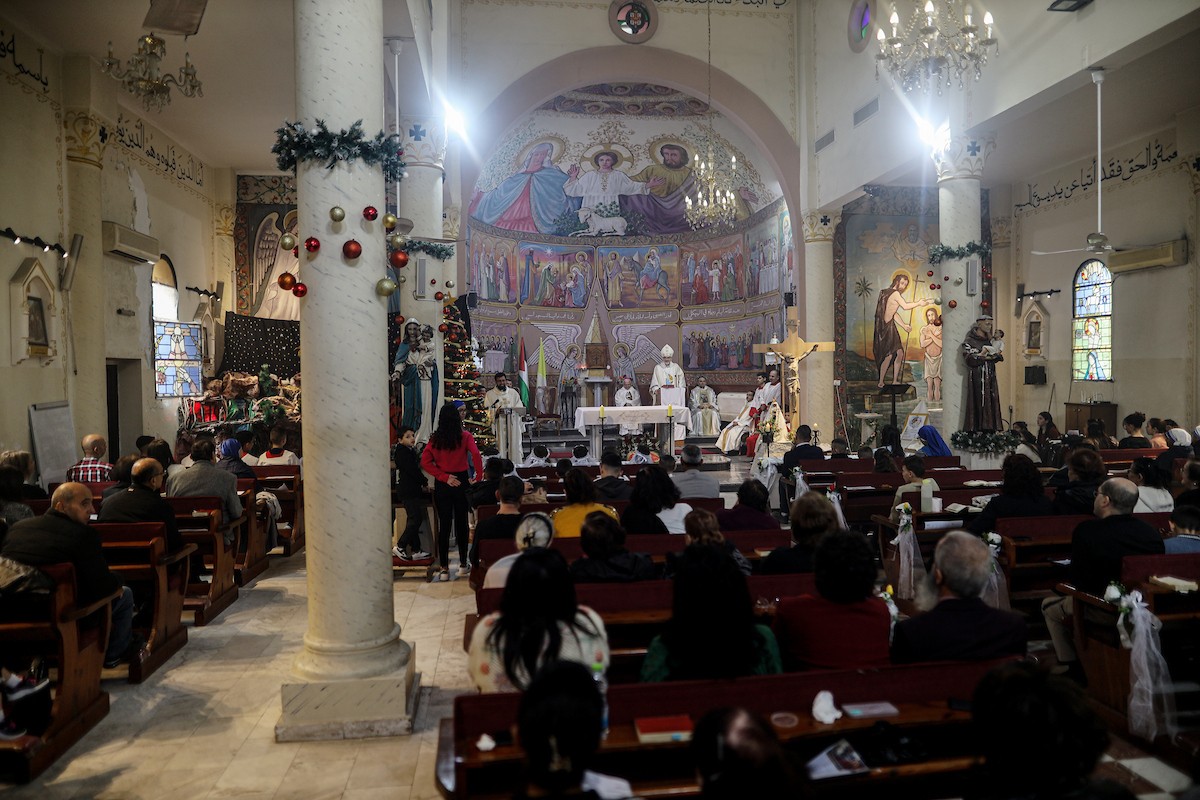 بطريرك اللاتين في القدس الكاردينال بييرباتيستا بيتسابالا يترأس قداس عيد الميلاد في غزة يوم الأحد 21 ديسمبر/كانون الأول 2025.تصوير: عمر أشتوي