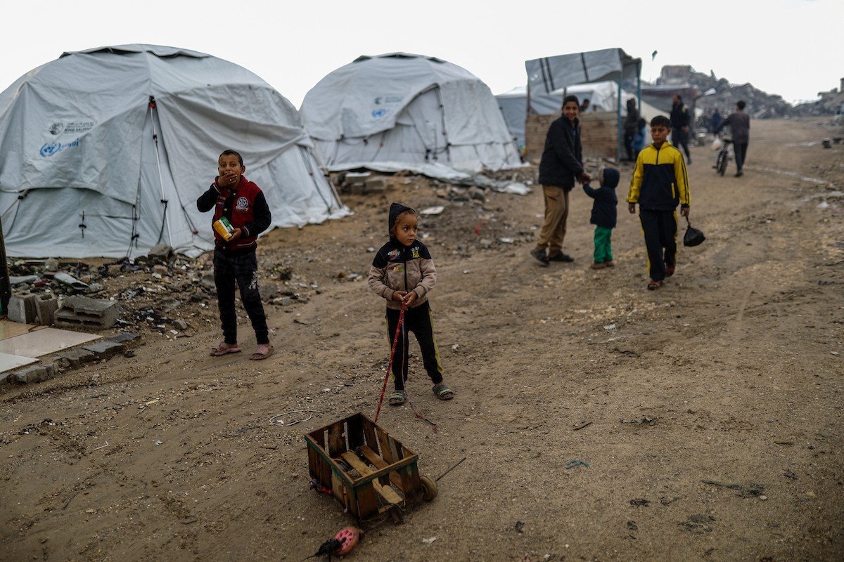 يُعاني النازحون الفلسطينيون من الفيضانات التي اجتاحت خيامهم إثر هطول أمطار غزيرة في غزة، 11 ديسمبر/كانون الأول 2025.