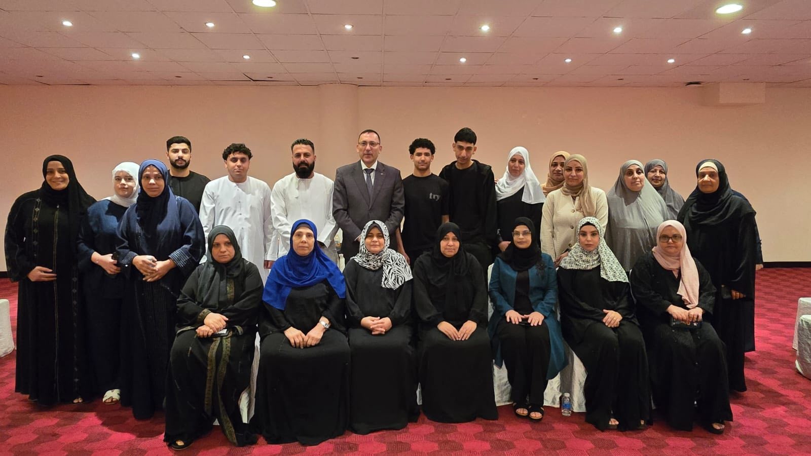 السفير الرويضي يزور جرحى ومرضى غزة في مقر إقامتهم ويتابع احتياجاتهم.jpg