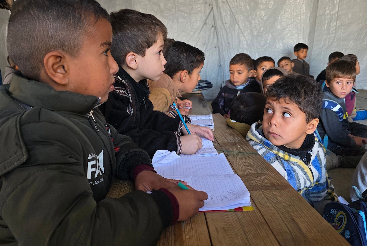 يدرس الطلاب داخل 