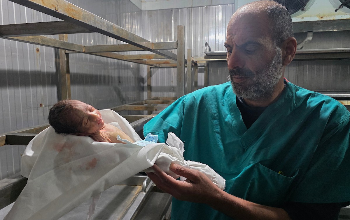 توفي الرضيع الفلسطيني سعيد عابدين، البالغ من العمر شهراً واحداً، نتيجة البرد القارس في خان يونس، جنوب قطاع غزة، ليرتفع بذلك عدد ضحايا العاصفة إلى 13. صور : طارق محمد/ (APA)