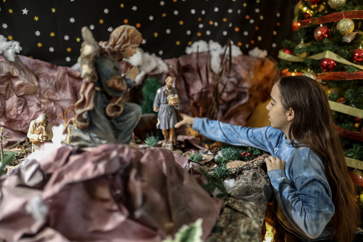 المسيحيون الفلسطينيون يزينون كنيسة دير اللاتين في مدينة غزة، في ظل الظروف الصعبة التي يمر بها القطاع المحاصر، استعدادًا لاحتفالات رأس السنة، ويواصلون استعداداتهم رغم الصعوبات التي يواجهها. 9 ديسمبر/كانون الأول 2025. تصوير: عمر أشتوي