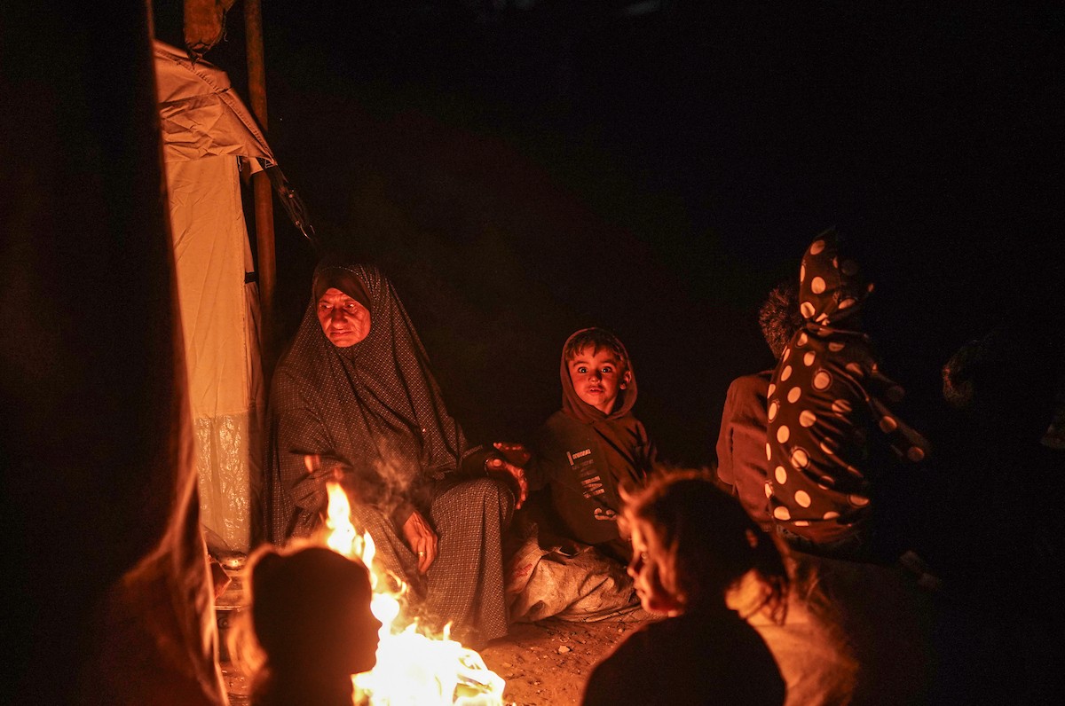 يعيش الفلسطينيون حياتهم اليومية الصعبة ليلاً في خيام نصبت في شوارع مدينة غزة، 5 ديسمبر/كانون الأول 2025.تصوير: عمر أشتوي