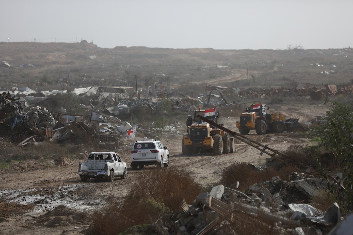 فرق من كتائب القسام ومسؤولون من الصليب الأحمر إلى جانب آليات ثقيلة تابعة لمصر،تجري عمليات بحث في حي الزيتون بمدينة غزة، لاستعادة جثة إسرائيلي في 8 ديسمبر/كانون الأول 2025. تصوير: عمر أشتوي