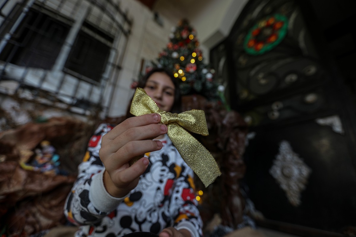 المسيحيون الفلسطينيون يزينون كنيسة دير اللاتين في مدينة غزة، في ظل الظروف الصعبة التي يمر بها القطاع المحاصر، استعدادًا لاحتفالات رأس السنة، ويواصلون استعداداتهم رغم الصعوبات التي يواجهها. 9 ديسمبر/كانون الأول 2025. تصوير: عمر أشتوي