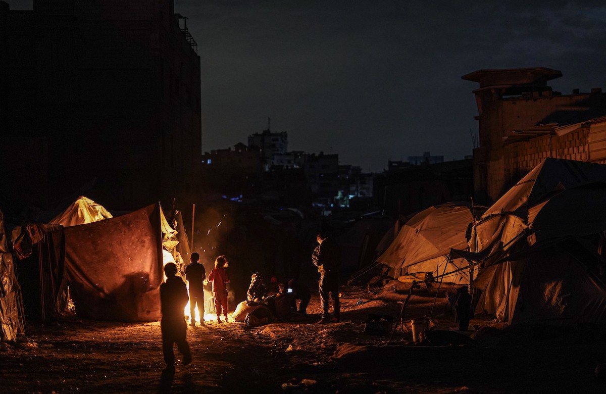 يعيش الفلسطينيون حياتهم اليومية الصعبة ليلاً في خيام نصبت في شوارع مدينة غزة، 5 ديسمبر/كانون الأول 2025.تصوير: عمر أشتوي