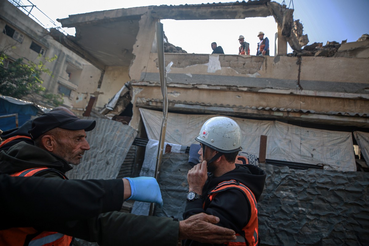 عمليات بحث وإنقاذ في مبنى سكني انهار في مخيم الشاطئ، مدينة غزة، 16 ديسمبر/كانون الأول 2025. صورة: عمر أشتوي