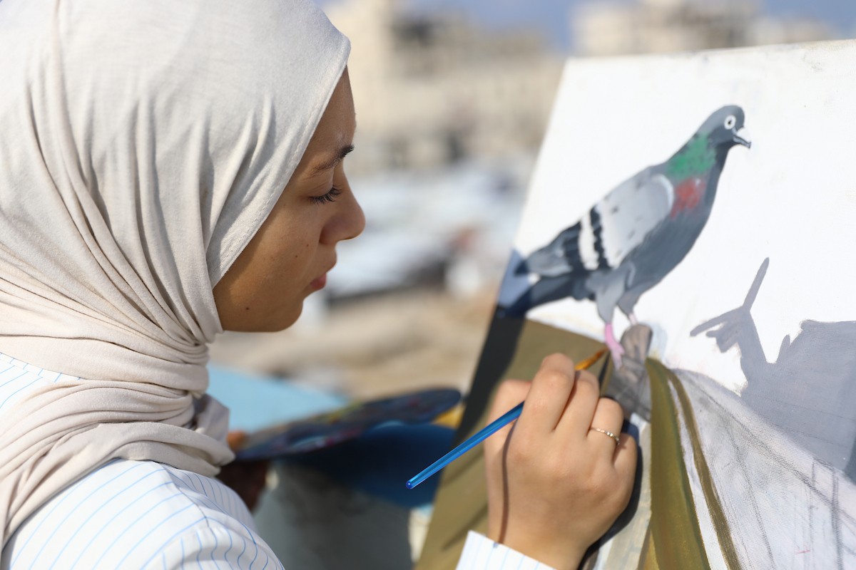 الطفلة النازحة سارة سعدة (14 عامًا) تمارس شغفها الفني بالرسم في خيمتها بمدينة غزة،23 ديسمبر/كانون الأول 2025 تصوير: عمر أشتوي