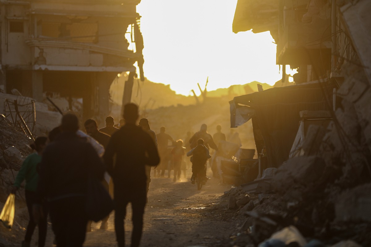 يواصل الفلسطينيون النازحون حياتهم اليومية في ظل ظروف صعبة داخل خيام النزوح المنتشرة وسط الدمار في حي الزيتون، جنوب شرق مدينة غزة، في 9 ديسمبر/كانون الأول 2025. تصوير: عمر أشتوي