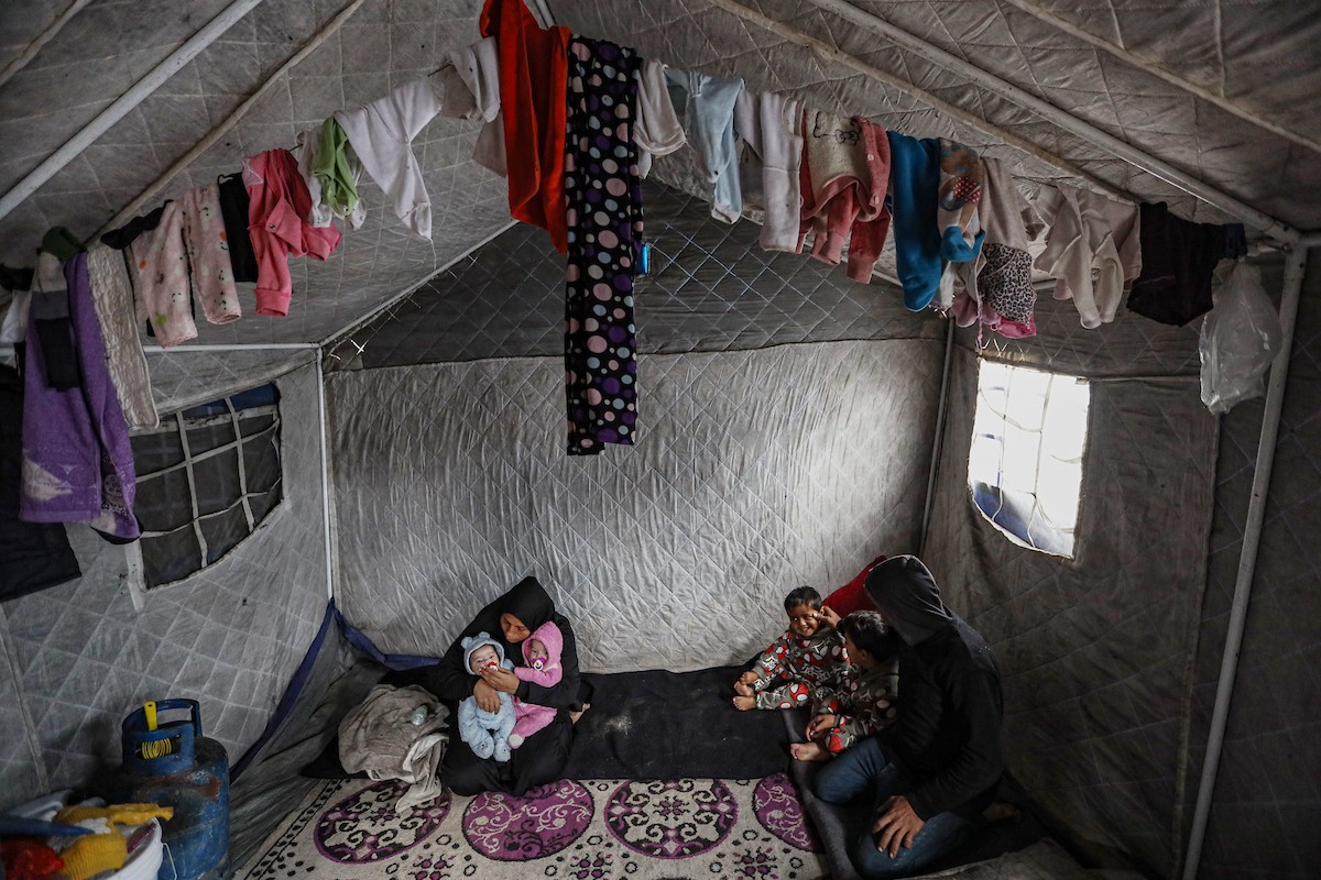 عائلة فلسطينية نازحة مكونة من ستة أفراد  تكافح وسط ظروف غير إنسانية من أجل حماية أطفالها من أجواء الشتاء القارس في  خيمة مهترئة بملعب اليرموك في مدينة غزة، 29 ديسمبر/كانون الأول 2025 صورة: عمر أشتوي