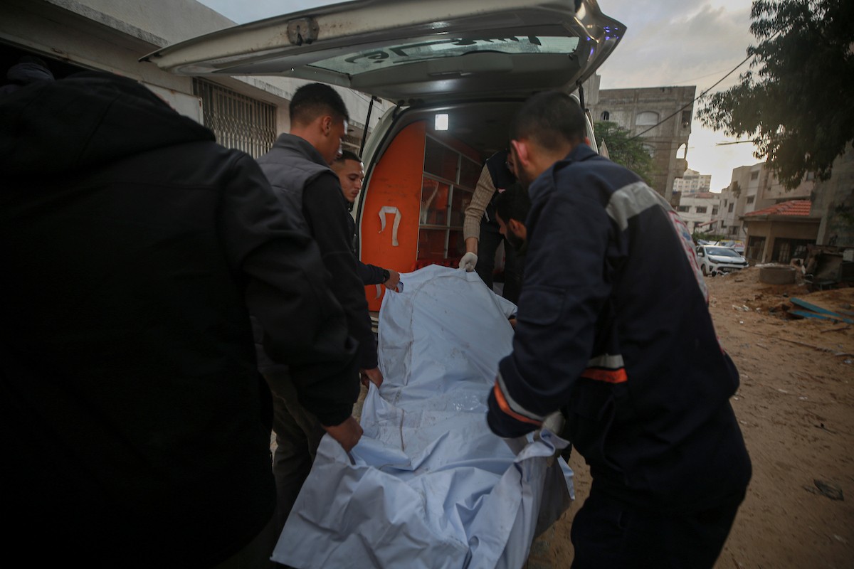 وصول عدد من الجثامين إلى مستشفى الشفاء في غزة عقب غارة جوية إسرائيلية استهدفت سيارة غرب مدينة غزة، في 13 ديسمبر/كانون الأول 2025.صور: عمر أشتوي