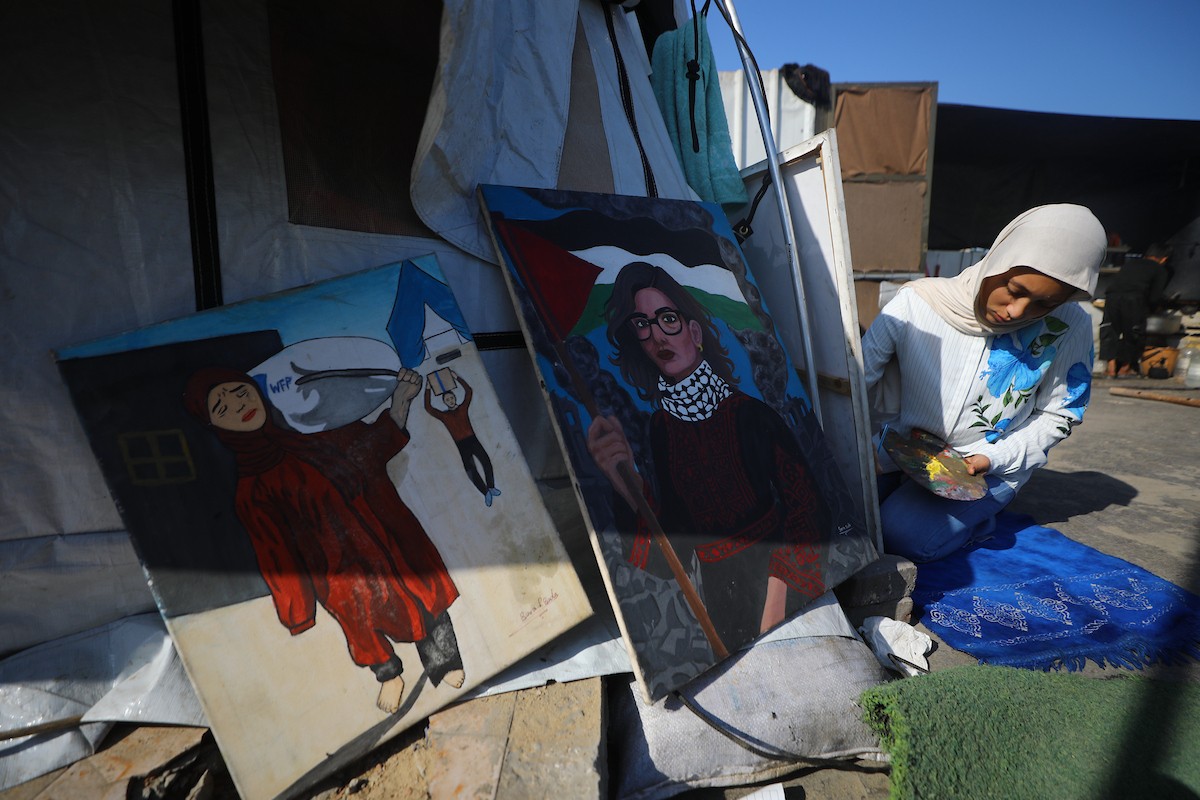 الطفلة النازحة سارة سعدة (14 عامًا) تمارس شغفها الفني بالرسم في خيمتها بمدينة غزة،23 ديسمبر/كانون الأول 2025 تصوير: عمر أشتوي