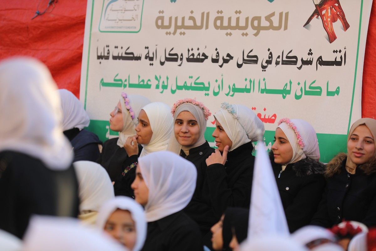 شارك صبية وفتيات في حفل تكريم لحافظي القرآن الكريم في مخيم الشاطئ للاجئين غرب مدينة غزة، حيث تم تكريم 500 حافظ للقرآن، 25 ديسمبر/كانون الأول 2025. تصوير: عمر أشتوي