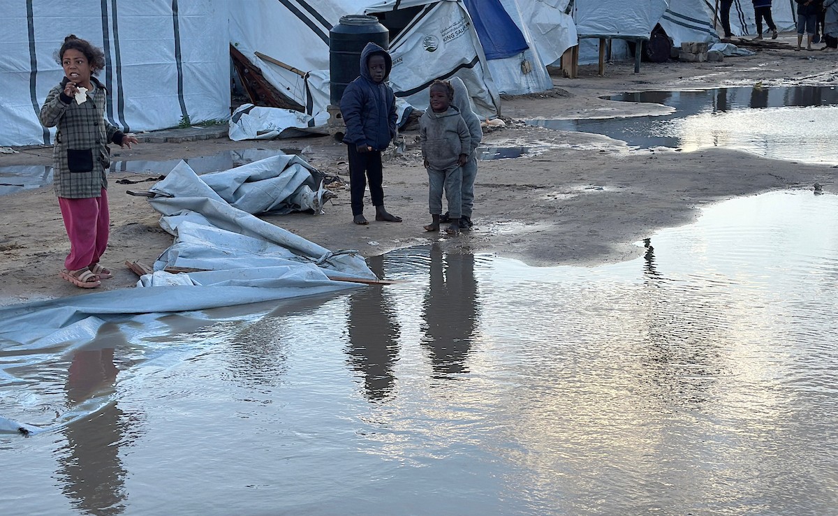 يُكافح الفلسطينيون النازحون، المقيمون في خيام مؤقتة، من أجل البقاء في ظل ظروف قاسية، حيث تجتاح الأمطار والعواصف الشديدة دير البلح، وسط قطاع غزة، في 28 ديسمبركانون الأول 2025. صورة أحمد إبراهيم(APA)