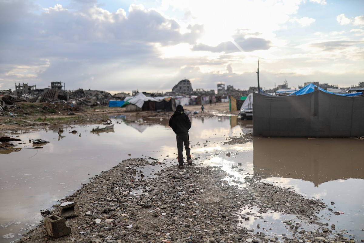 يُعاني النازحون الفلسطينيون من الفيضانات التي اجتاحت خيامهم إثر هطول أمطار غزيرة في غزة، 11 ديسمبر/كانون الأول 2025.