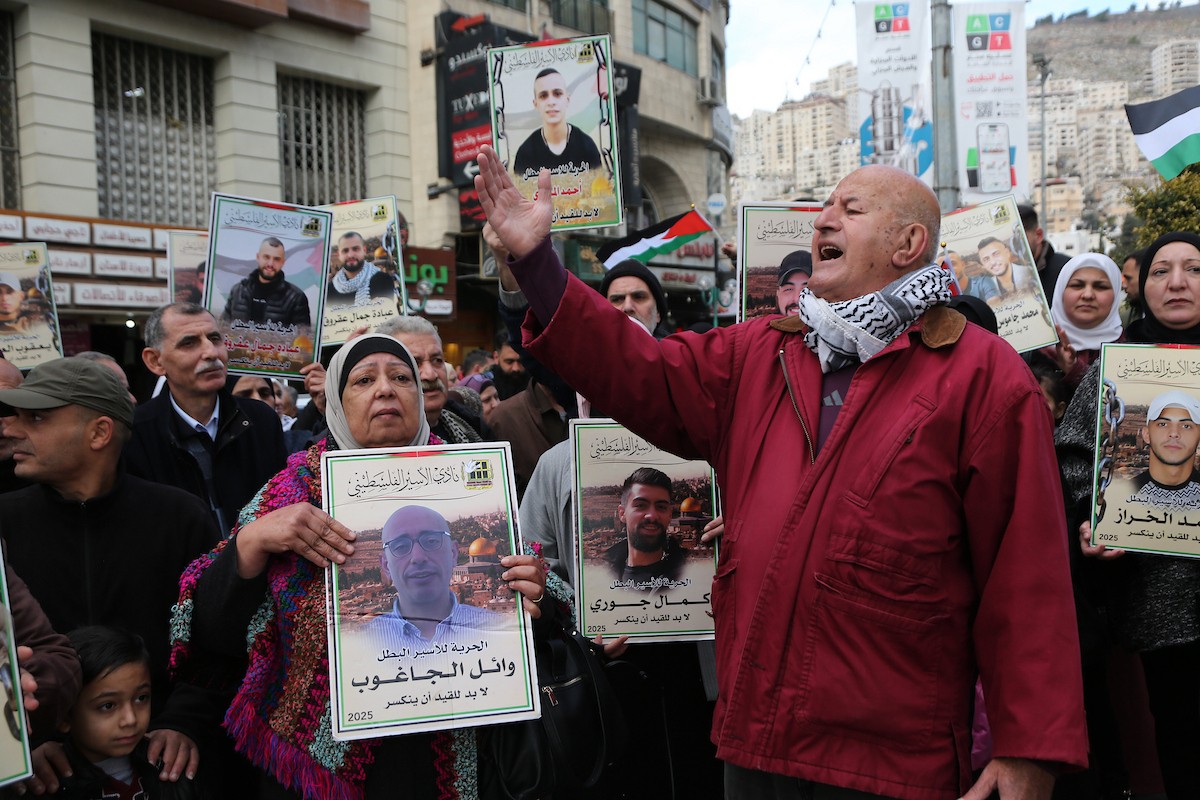 وقفة احتجاجية في نابلس تطالب بالإفراج الأسرى وعدم المساس برواتبهم، 30 ديسمبر/كانون الأول 2025. تصوير: محمد ناصر