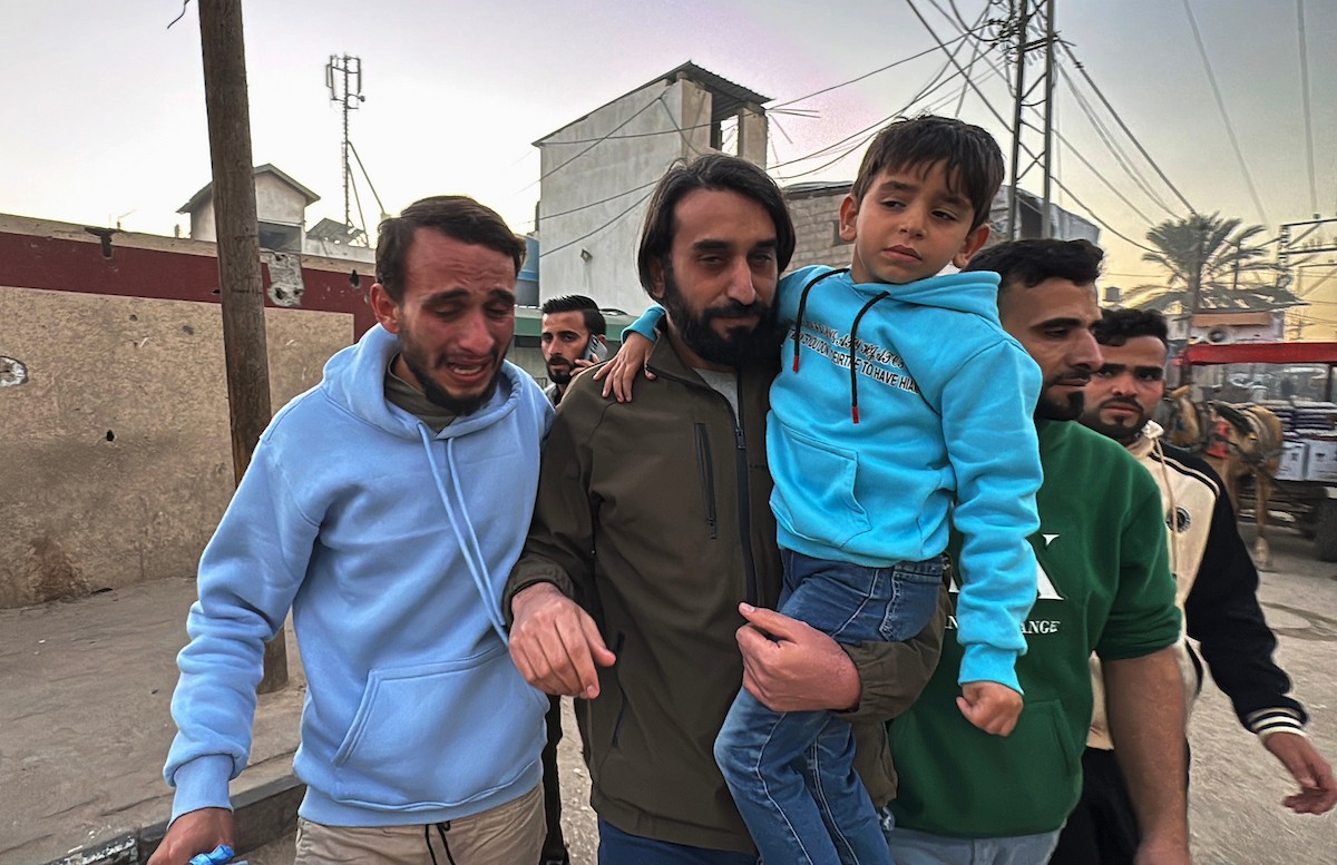 نقل أسرى فلسطينيين أفرج عنهم الجيش الإسرائيلي بواسطة سيارات تابعة للصليب الأحمر إلى مستشفى شهداء الأقصى لإجراء فحوصات طبية في دير البلح، وسط قطاع غزة، في 21 ديسمبر/كانون الأول 2025. (صورة: أحمد إبراهيم/ apa)