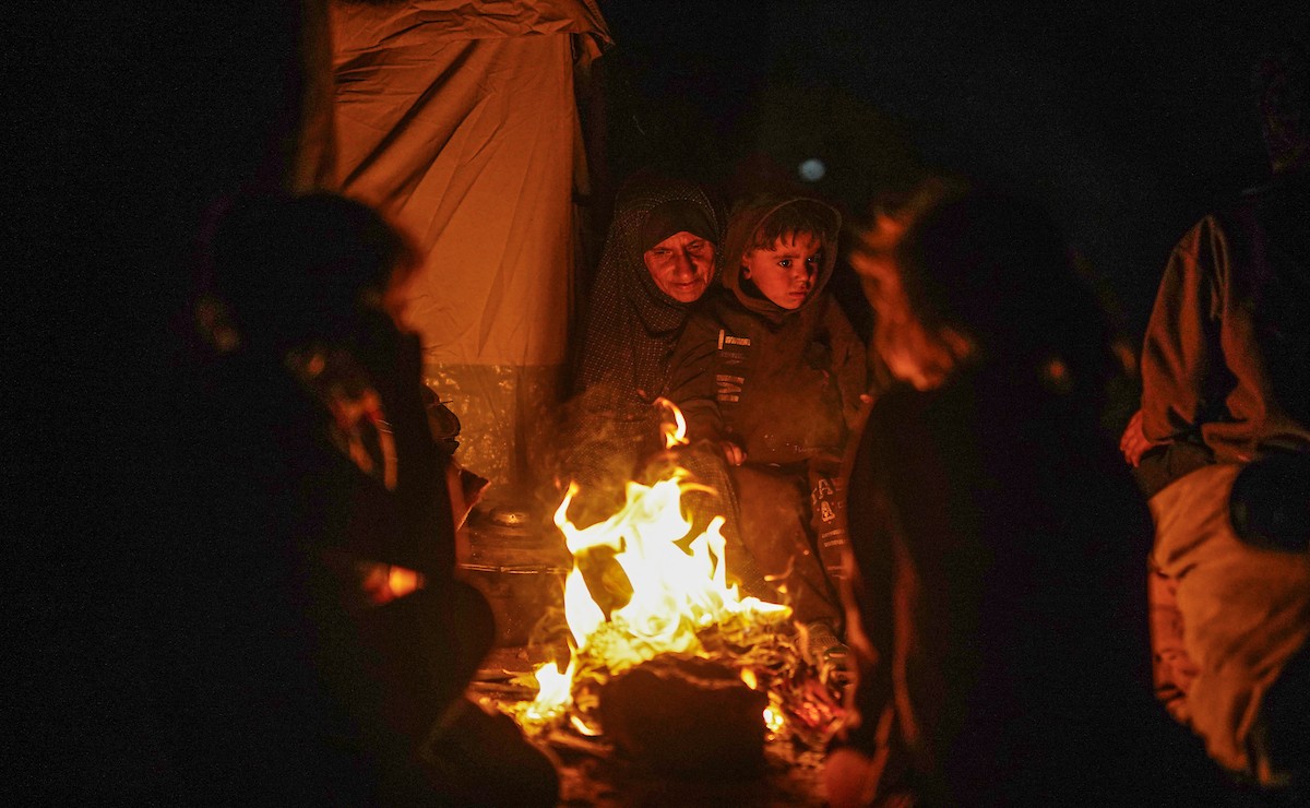 يعيش الفلسطينيون حياتهم اليومية الصعبة ليلاً في خيام نصبت في شوارع مدينة غزة، 5 ديسمبر/كانون الأول 2025.تصوير: عمر أشتوي
