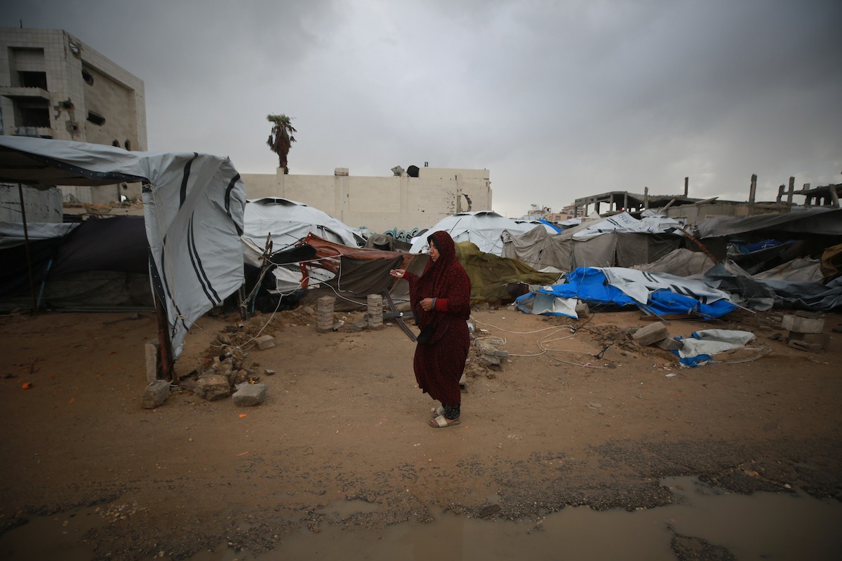 تعيش عائلات فلسطينية نازحة في خيام مهترئة غرب مدينة غزة، 28 ديسمبر/كانون الأول 2025. تصوير: عمر أشتوي