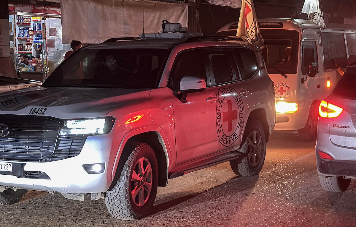 الأسرى الفلسطينيون المفرج عنهم من قبل جيش الاحتلال الإسرائيلي يتم نقلهم إلى مستشفى شهداء الأقصى لإجراء الفحوصات الطبية، الأسرى الفلسطينيون الذين اعتقلهم جيش الاحتلال الإسرائيلي من قطاع غزة خلال توغله البري، دير البلح