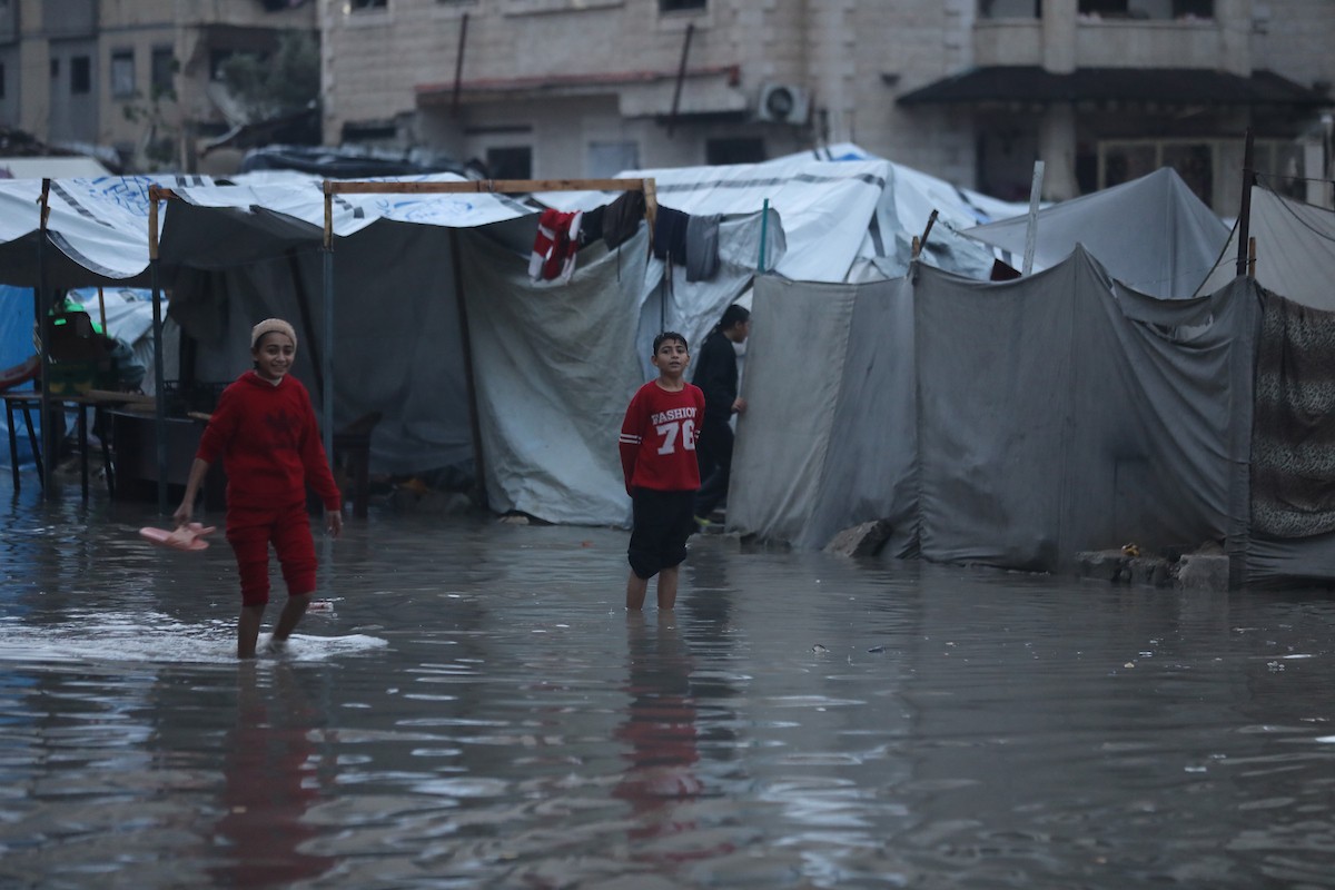 النازحون الفلسطينيون يواجهون برداً قارساً في الخيام بمدينة غزة، 15 ديسمبر/كانون الأول 2025. تصوير: عمر أشتوي
