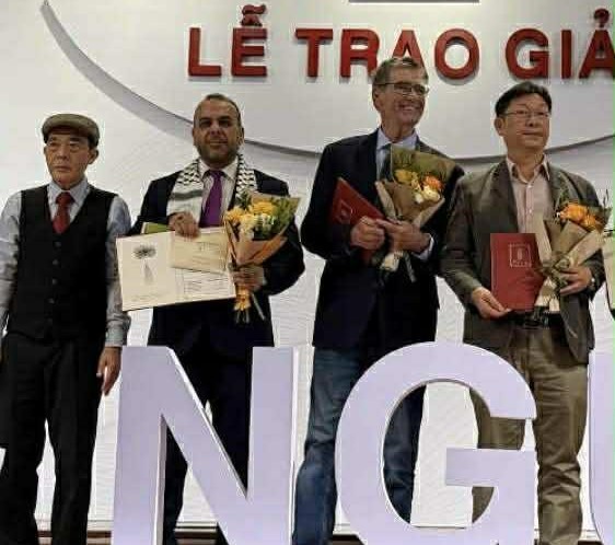 رئيس اتحاد كتاب فيتنام يكرّم الشاعر مراد السوداني.jpeg