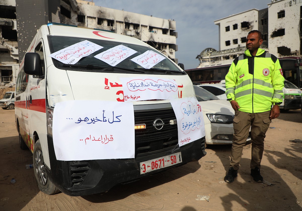 وقفة للطواقم الطبية في مستشفى الشفاء للمطالبة بإدخال الأدوية والمعدات الطبية إلى قطاع غزة 21، ديسمبر/كانون الأول 2025. تصوير: عمر أشتوي