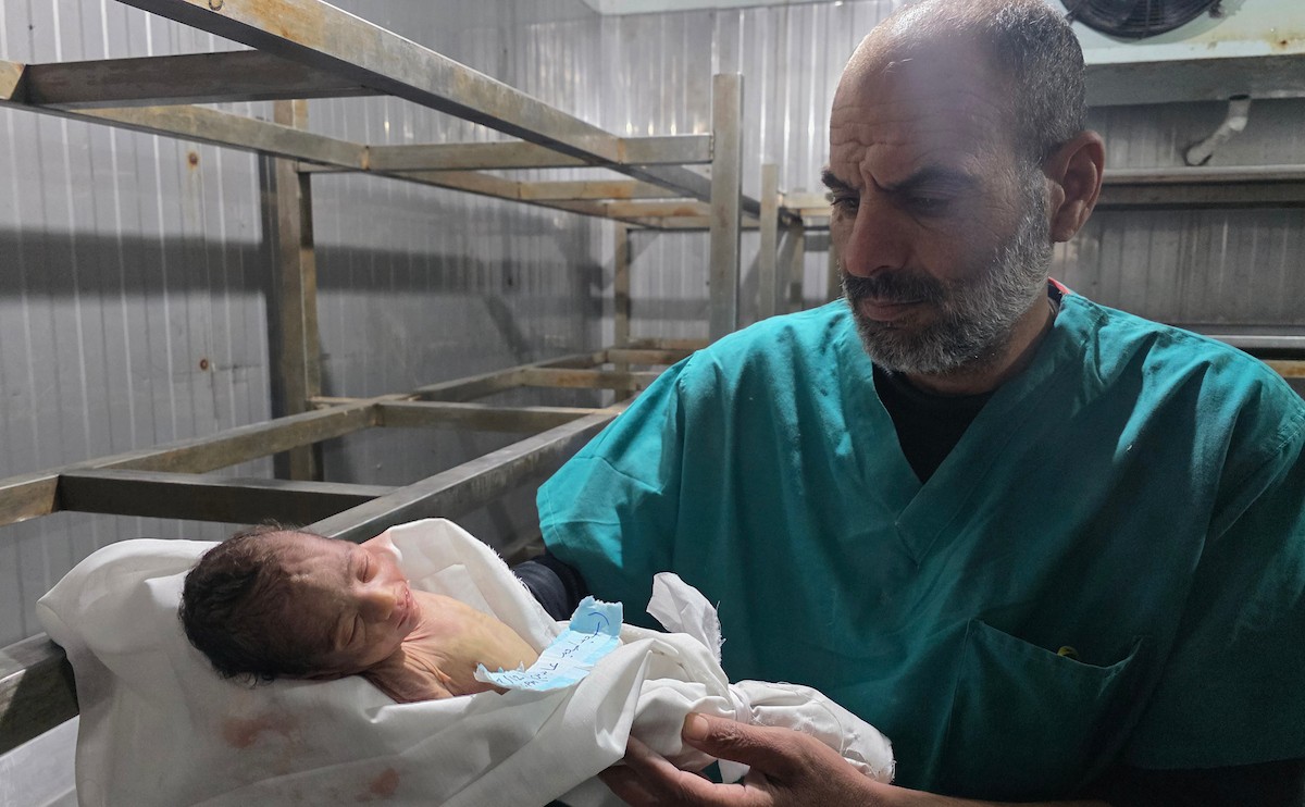 توفي الرضيع الفلسطيني سعيد عابدين، البالغ من العمر شهراً واحداً، نتيجة البرد القارس في خان يونس، جنوب قطاع غزة، ليرتفع بذلك عدد ضحايا العاصفة إلى 13. صور : طارق محمد/ (APA)