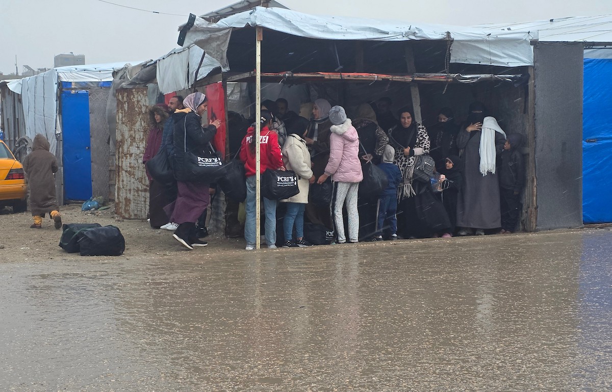 تواجه آلاف العائلات التي تعيش في خيام على شاطئ المواصي في خان يونس، جنوب قطاع غزة، مأساة إنسانية بعد أن جرفت مياه البحر خيامها، تاركةً الأطفال والنساء بلا مأوى.، 29 ديسمبر/كانون الأول 2025.صورة: طارق محمد