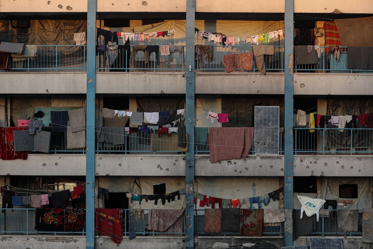 يواصل الفلسطينيون حياتهم اليومية في ظل ظروف صعبة في مدارس الأونروا بمدينة غزة في الأول من ديسمبر/كانون الأول 2025