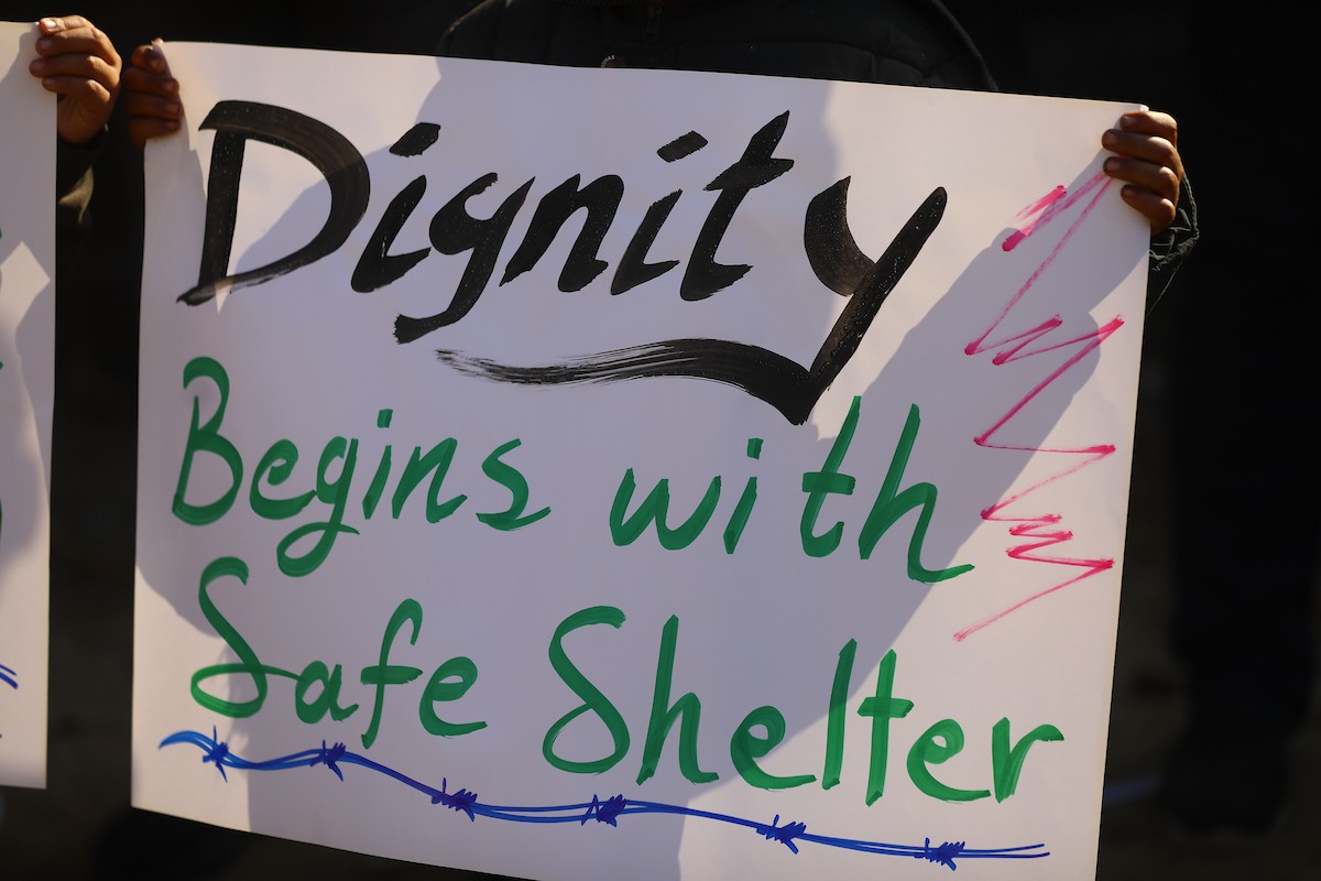 وقفة احتجاجية أمام منزل عائلة لبد المنهار على سكانه في مدينة غزة للمطالبة بتسريع جهود إعادة الإعمار وتوفير منازل متنقلة بدلاً من الخيام، 24 ديسمبر/كانون الأول 2025. تصوير: عمر أشتوي