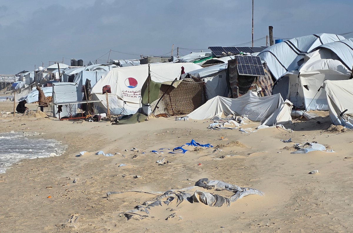 تواجه آلاف العائلات التي تعيش في خيام على شاطئ المواصي في خان يونس، جنوب قطاع غزة، مأساة إنسانية بعد أن جرفت مياه البحر خيامها، تاركةً الأطفال والنساء بلا مأوى.، 29 ديسمبر/كانون الأول 2025.صورة: طارق محمد