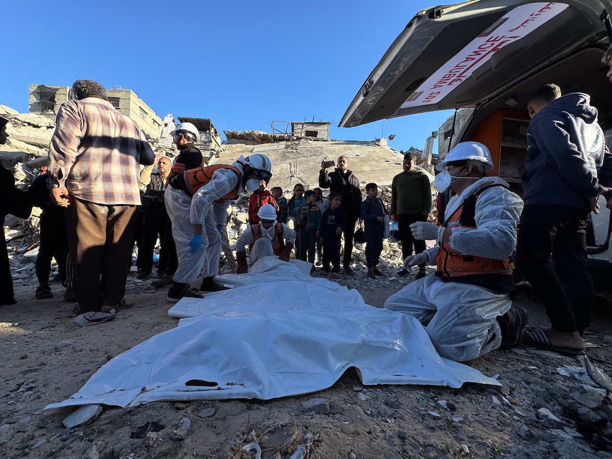 انتشلت فرق الدفاع المدني في محافظة خان يونس جثث أربعة أطفال من منزل عائلة أبو حضروس في حي الأمل، بعد عام ونصف من استهداف المنزل خلال الحرب الإسرائيلية، 21 ديسمبر/كانون الأول 2025. تصوير: طارق محمد/(APA )