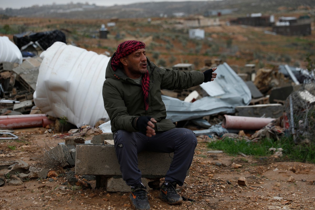 مياه الأمطار تغمر خيمة عائلة حرب التي أقامتها على أنقاض منزلهم الذي هدمه الجيش الإسرائيلي في 9 ديسمبر، في منطقة خلات الفرا، غرب يطا، جنوب الخليل، 29 ديسمبر/كانون الأول 2025. تصوير: مأمون وزواز