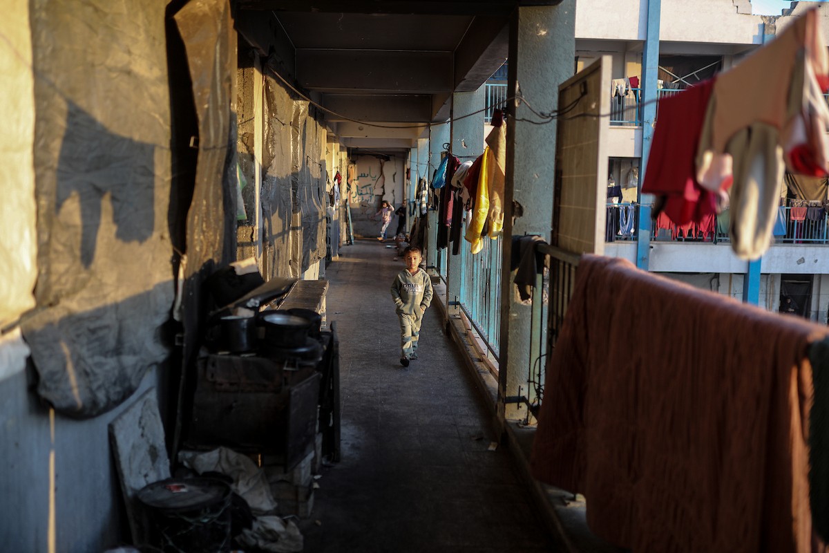 يواصل الفلسطينيون حياتهم اليومية في ظل ظروف صعبة في مدارس الأونروا بمدينة غزة في الأول من ديسمبر/كانون الأول 2025