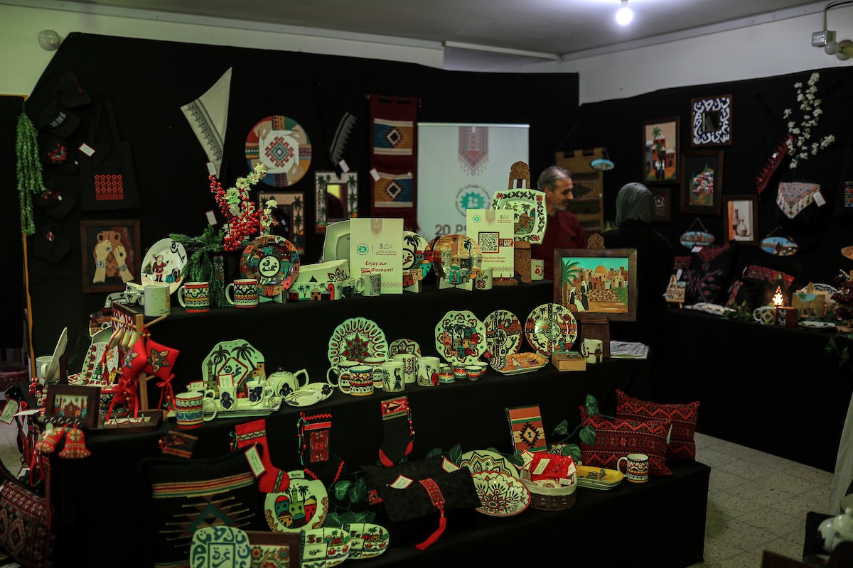 فلسطينيون يحضرون معرضًا يعرض منتجات يدوية من صنع مجموعة من الحرفيين الصم في مدينة غزة