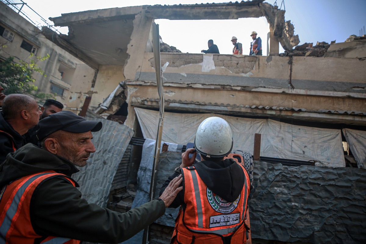 عمليات بحث وإنقاذ في مبنى سكني انهار في مخيم الشاطئ، مدينة غزة، 16 ديسمبر/كانون الأول 2025. صورة: عمر أشتوي