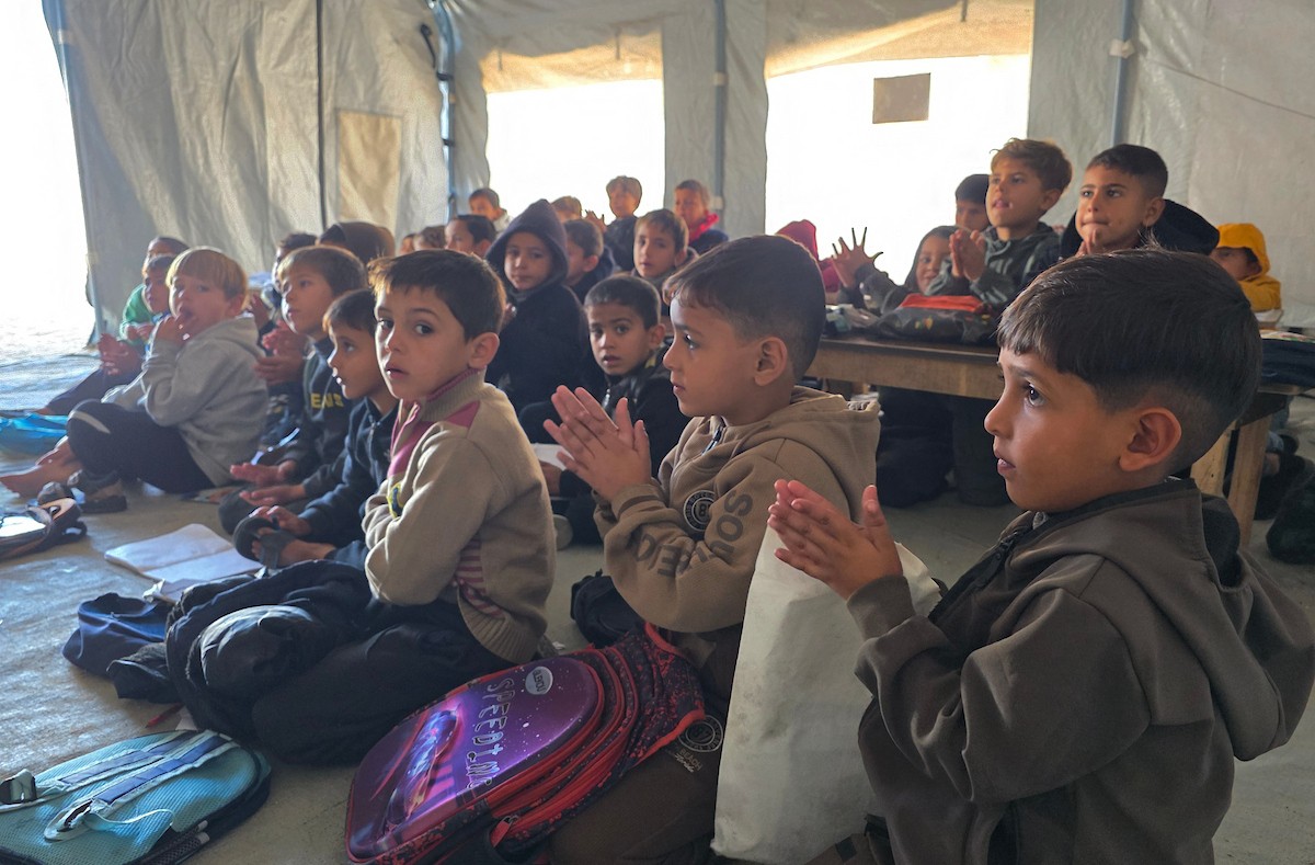 يدرس الطلاب داخل 