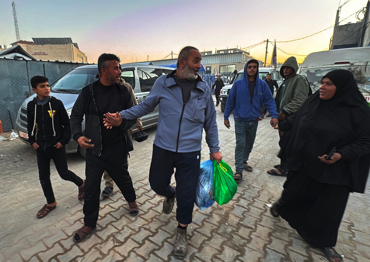 نقل أسرى فلسطينيين أفرج عنهم الجيش الإسرائيلي بواسطة سيارات تابعة للصليب الأحمر إلى مستشفى شهداء الأقصى لإجراء فحوصات طبية في دير البلح، وسط قطاع غزة، في 21 ديسمبر/كانون الأول 2025. (صورة: أحمد إبراهيم/ apa)