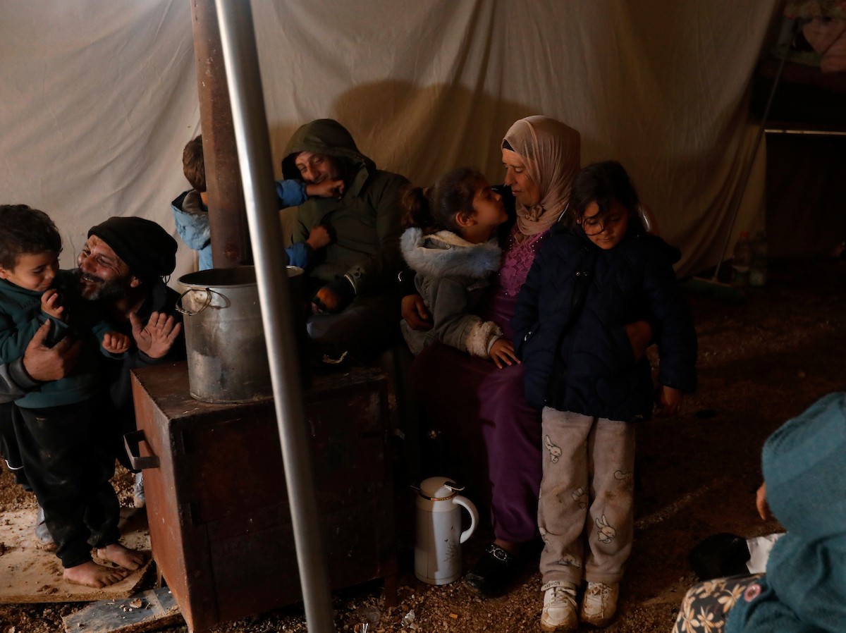 مياه الأمطار تغمر خيمة عائلة حرب التي أقامتها على أنقاض منزلهم الذي هدمه الجيش الإسرائيلي في 9 ديسمبر، في منطقة خلات الفرا، غرب يطا، جنوب الخليل، 29 ديسمبر/كانون الأول 2025. تصوير: مأمون وزواز