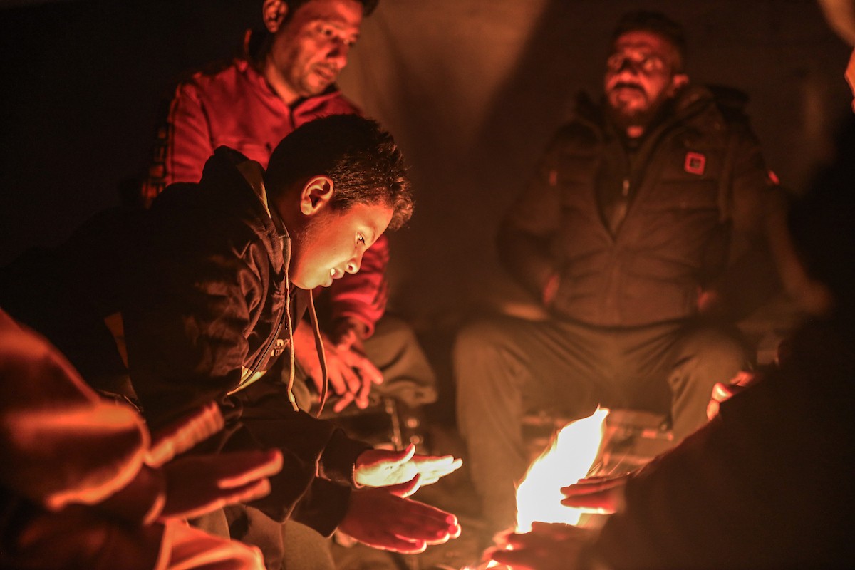 عائلات نازحة تتجمع حول النار للتدفئة في مدينة غزة في ظل الأجواء الباردة، 30 ديسمبر/كانون الأول 2025. تصوير: عمر أشتوي