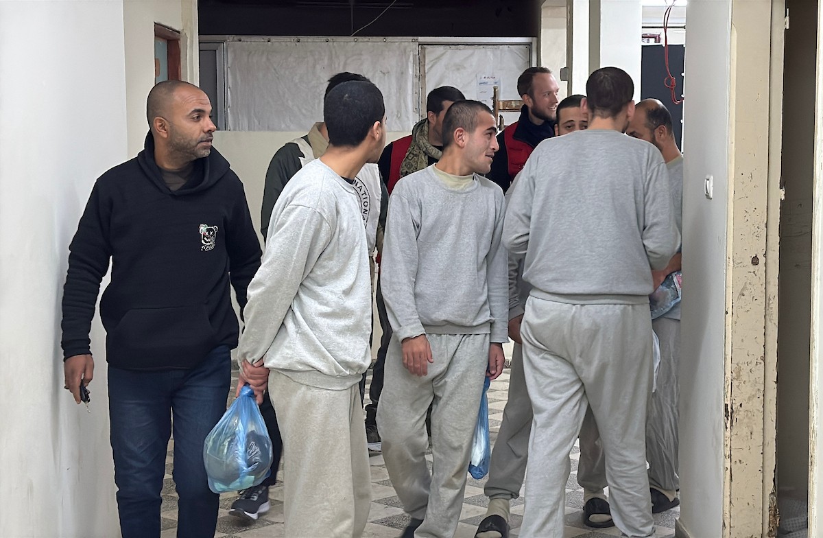 نقل أسرى فلسطينيين أفرج عنهم الجيش الإسرائيلي بواسطة سيارات تابعة للصليب الأحمر إلى مستشفى شهداء الأقصى لإجراء فحوصات طبية في دير البلح، وسط قطاع غزة، بتاريخ 28 ديسمبر/كانون الأول 2025. تصوير: أحمد إبراهيم