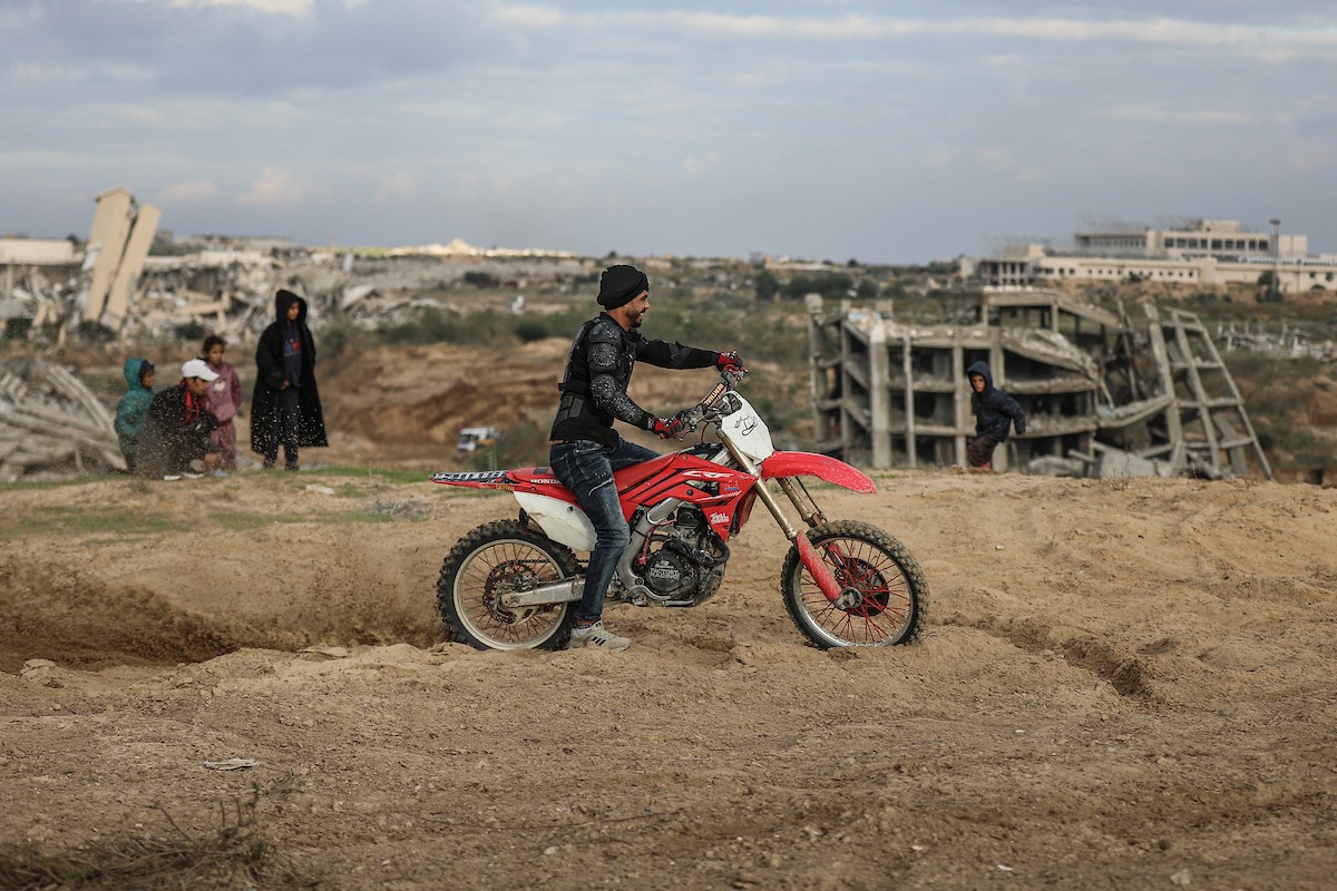 شبان فلسطينيون يركبون الدراجات النارية على الكثبان الرملية في بلدة الزهراء، بعد انقطاع دام عامين عن هذه الرياضة بسبب الحرب واحتلال الجيش الإسرائيلي للمنطقة المعروفة سابقا بمحور